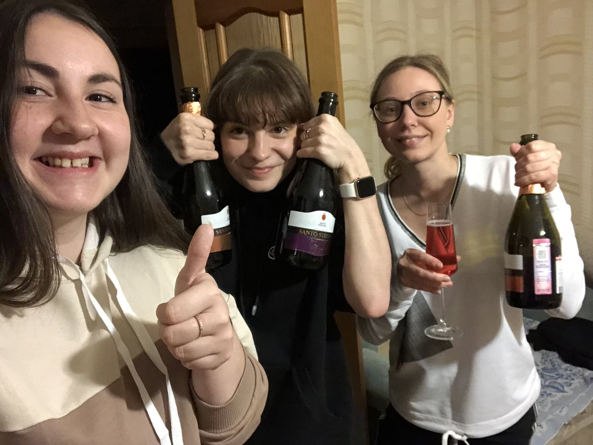 AnnaShaevko's tweet photo. Это был день семьи,мы отмечали как могли 😂 https://t.co/29YBcKPbZS