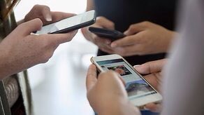 alkhaldi558's tweet photo. الـكل هنا يكتب ..
مخذول يكتب عن الحـب
وحزيـــن يسطر عن السعادة
وكاذب يكتب عن الصدق
وخائن يحدث عن الوفــاء
هنا أكبر خشبة مسرح على وجه الأرض !
البعض يمثل ..والبعض يصفق..
والكل يشاهد !!
نعلم يقينا أنها مسرحية ومع ذلك نصدق ونتألم وربما نبكي!!
المخلصون هنا قليل ماهم
وقلبك دليلك!! https://t.co/hDaVN114If