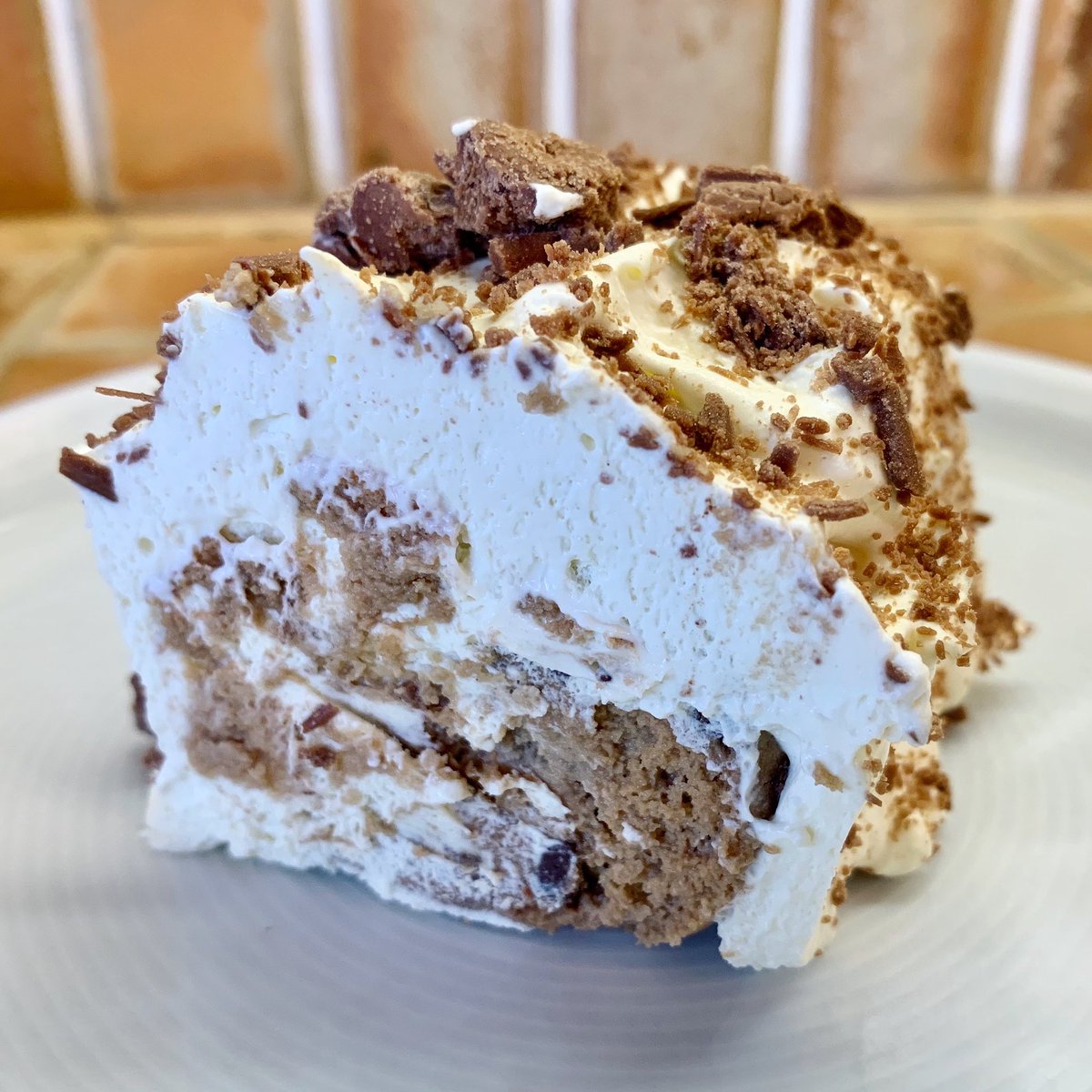 nikkilewisphoto's tweet image. A chilled slice of Brandy Pudding!

#brandypudding #brandy #desert #pudding #nikkilewisphotography #nikkilewisphotos #hertfordshire #hertfordshirephotographer #cooking #recipe #mumsrecipe #hertslife #isolationlife #isolationphotography #lockdown #isolation #brandy #chocchipcookie