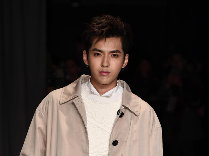 KRIS ; Wu Yifan ( ex membre ) Vocal, rap, visuel, modèleNé le 6 novembre 1990 Il est devenu stagiaire chez la SM en 2008 après avoir passé une audition.Il est sociable et aime parler au gens.Il était proche de Tao.