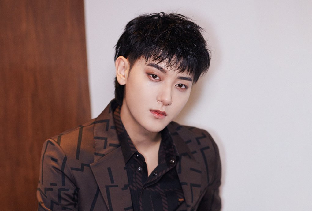 TAO ; Huang ZiTao ( ex membre )Vocal, rap, acteur, compositeurNé le 2 mai 1993 Il a été repéré par la SM alors qu'il assisté à une audition mondial MBC star.Il est émotif et sensible.