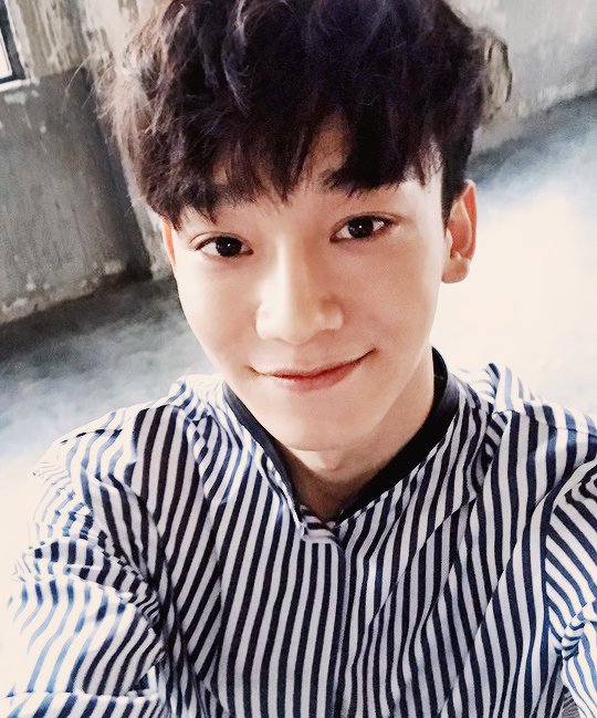 CHEN ; Kim Jongdae Vocal, danse, visuel, parolier, compositeurNé le 21 septembre 1992 Il a rejoint SM Entertainment en 2011 après avoir été repéré par un agent.Il est fidèle, farceur, joyeux, gentil, trop mim's.Il est depuis peu papa 