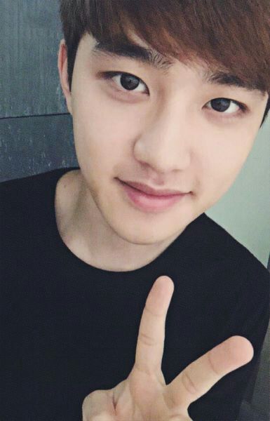 D.O ; Do Kyungsoo Vocal, acteur, danse, visuelNé le 12 janvier 1993 Il a rejoint la SM après avoir remporté un concours de chant en 2010.Il est timide, calme, sentimentale.Il est proche de Kai.Actuellement au service militaire 