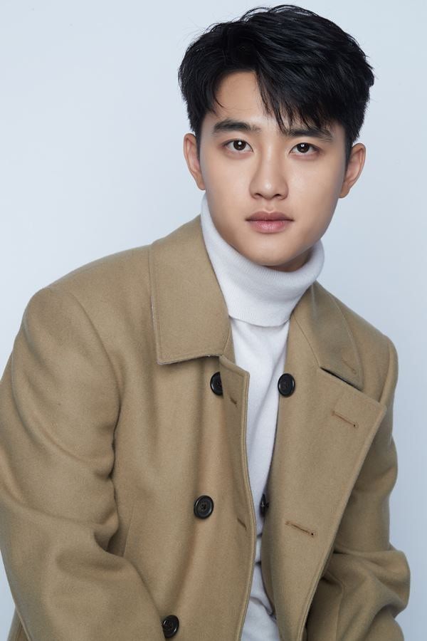 D.O ; Do Kyungsoo Vocal, acteur, danse, visuelNé le 12 janvier 1993 Il a rejoint la SM après avoir remporté un concours de chant en 2010.Il est timide, calme, sentimentale.Il est proche de Kai.Actuellement au service militaire 