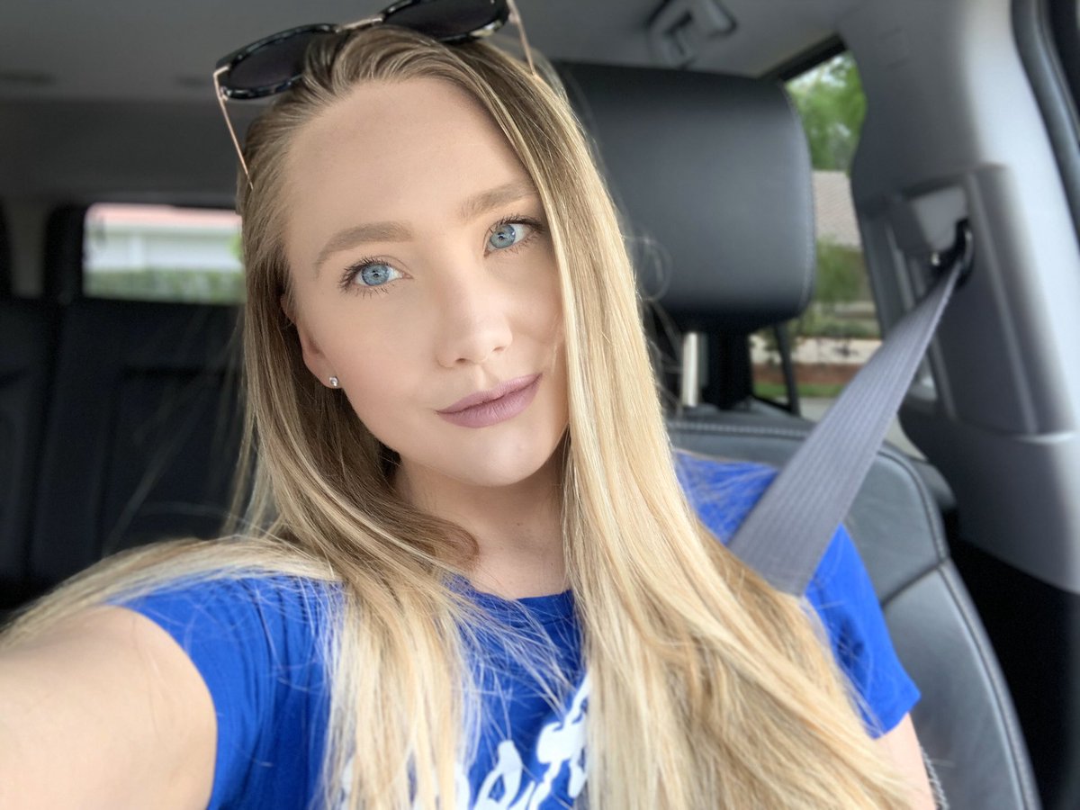 AJAppleboot's tweet photo. I haven’t taken a selfie in a while because I never wear makeup anymore. So here I am blessing your timeline 🤪 #quarentinelife #isitoveryet https://t.co/dmwrFos0p5 https://t.co/a8xIjouI24