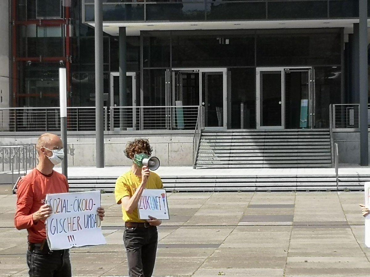 XR_Dresden's tweet photo. Schöne Erinnerungen an unsere Performance vor dem Landtag gestern! Mit dabei: Das Lobbycar. Videos folgen sobald sie aufbereitet sind. #bv2020
https://t.co/b2HGY6nCUw https://t.co/feo5ykFcQh