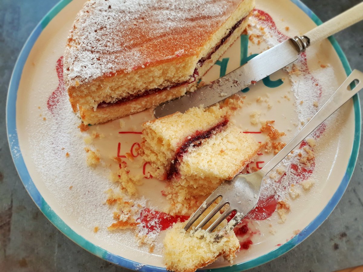 CakesbyNoah's tweet photo. #glutenfree victoria sponge; to finish off #gfcommunityweek #coeliacukbakes #CoeliacAwarenessWeek filled with raspberry @Mackays_jams 😀😀 https://t.co/1dlF3xwDrm