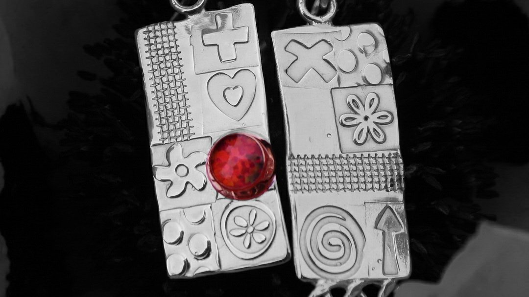 JandDField's tweet photo. We use different opals in our jewellery ranges. Natural solid and doublet opals and lab grown opal triplets. These red lab grown opals are quite spectacular and have a great play of light.
#opal #opals #earrings #handmade #contemporaryjewellery #redopal #playoflight #photography https://t.co/JHdD5iqgrY