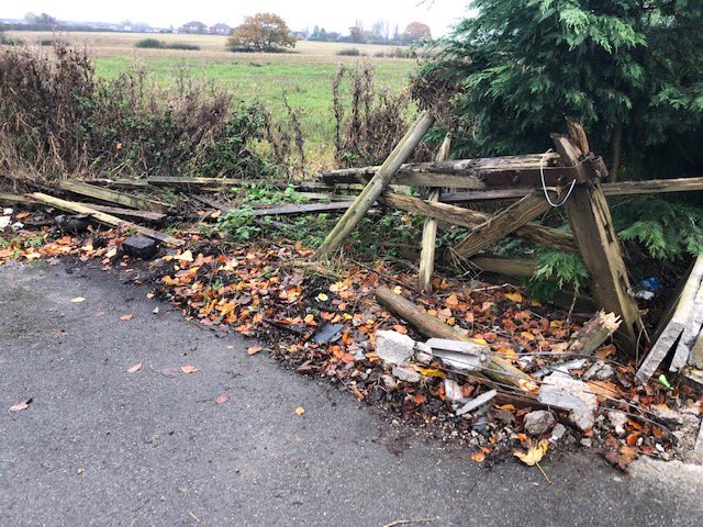 ManorBuildingUK's tweet photo. One of the many aspects of our work includes Impact Damage Repair Work. This fence in the Warrington area was damaged by a lorry. You can see we installed a new one exactly to the specification requested. #Quality #ManorBuildingSolutions #Manorbs https://t.co/RxNqmt9KOS