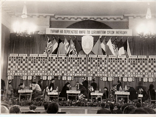 GMIanRogers's tweet image. Scene from the 1949 Women's World Championship in Moscow. Photo from Hutchings/Purdy collection.