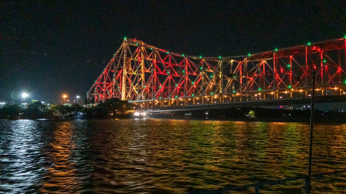 Light in dark times. Howrah Bridge paying tribute to Corona Warriors on the International Day of Light. Video shortly. #HowrahBridge #InternationalDayOfLight #Kolkata #Coronafighters