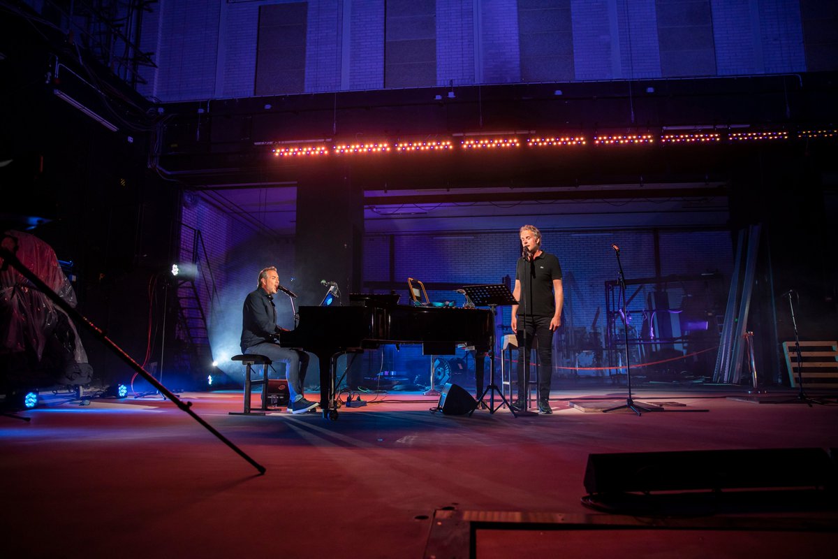 Ze sloten de Voorproeverij @TheaterDeNaald af met enkele fraaie nieuwe liedjes, en wisten heel veel kijkers te ontroeren met het meer dan ooit toepasselijke slotlied 'In dit Huis'. Prachtig optreden van <a href="/Veldhuis_Kemper/">Veldhuis & Kemper</a> vastgelegd door <a href="/ThierrySchut/">Thierry Schut</a>.