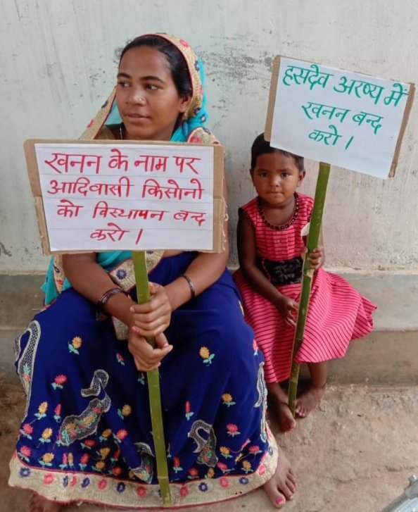 alokshuklacg's tweet photo. दो पीढ़ी एक साथ अपने अस्तित्व जल-जंगल- ज़मीन-पर्यावरण को बचाने। 
#Savehasdevarany 
@ChhattisgarhCMO 
@moefcc https://t.co/ErmfNLWWZ4