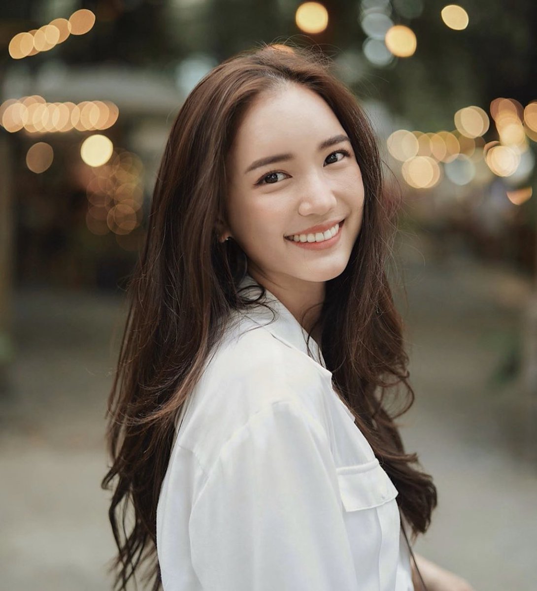 pameereview's tweet photo. พูดถึงดาราไทย เราชอบดูรูปพี่บัวมากกก น่ารัก หน้าเด็กก ตาโต จมูกมนๆ ผิวสวย ยิ้มสวย เห็นแล้วอยากยิ้มตาม ชอบผู้หญิงไทป์แบบนี้มาก ดูแล้วชีวิตสดใดมุบมิบ 55555 💓 https://t.co/thziFb55kd