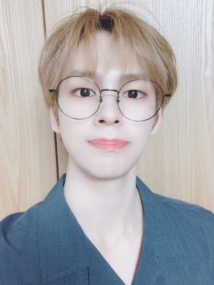 CRAVITY_twt's tweet photo. 러비티~~❤️오늘은 하트를 그려봤는데
맨날 오른손으로 그리다가 왼손으로 하트를 그리니까 어색해여..ㅎ러비티 눈에는 둘다
이뻐보였으면~~🥰+안경셂🤓
#크래비티 #세림 #하트그리기 #영태안경 https://t.co/ne2gO60CMj
