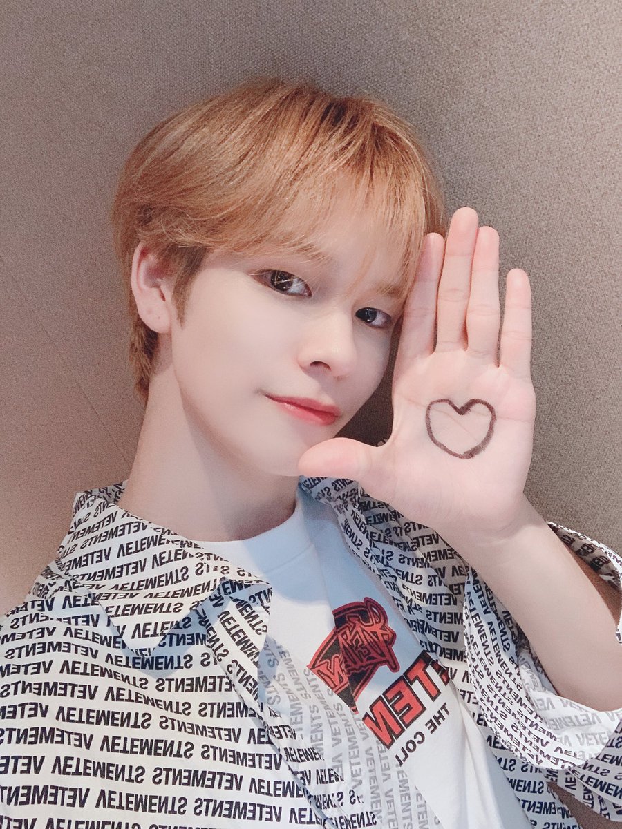 CRAVITY_twt's tweet photo. 러비티~~❤️오늘은 하트를 그려봤는데
맨날 오른손으로 그리다가 왼손으로 하트를 그리니까 어색해여..ㅎ러비티 눈에는 둘다
이뻐보였으면~~🥰+안경셂🤓
#크래비티 #세림 #하트그리기 #영태안경 https://t.co/ne2gO60CMj
