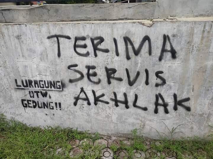 SulSir's tweet photo. Indonesia krisis akhlak !! 

#IndiraKhalista #indonesiaterserah #Suzy Presiden #COVID19indonesia https://t.co/7etc5SGKuJ