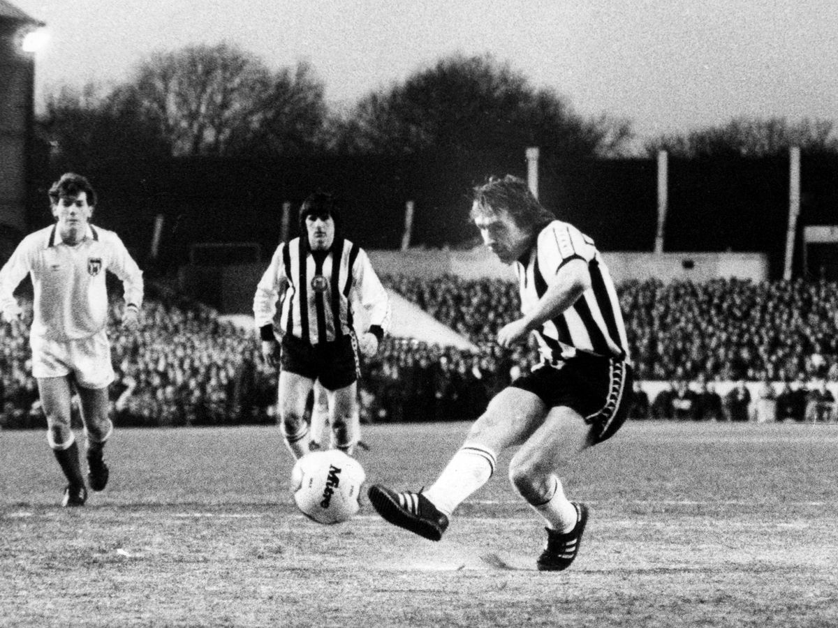 Newcastle United Japan ショルダーは当時の2部リーグで117試合38ゴールをマーク しかしチームにリヴァプールからケヴィン キーガンが加入するとポジションを失い ショルダーは退団します 引退後はニューカッスル ブルー スターfcを指揮するなど