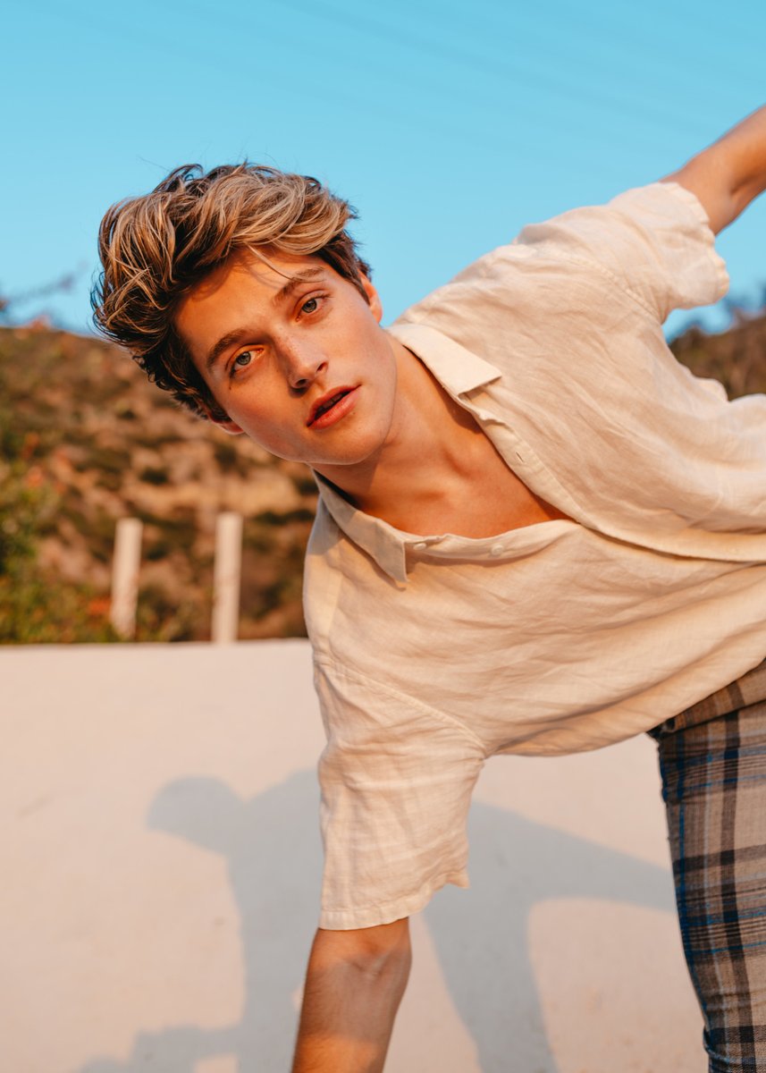 VEM AÍ!? 🗣️

Segundo o The Sun, Richard Madden e Froy Gutierrez estão aproveitando a companhia um do outro durante a quarentena, em uma mansão alugada de Emilia Clarke em Los Angeles.