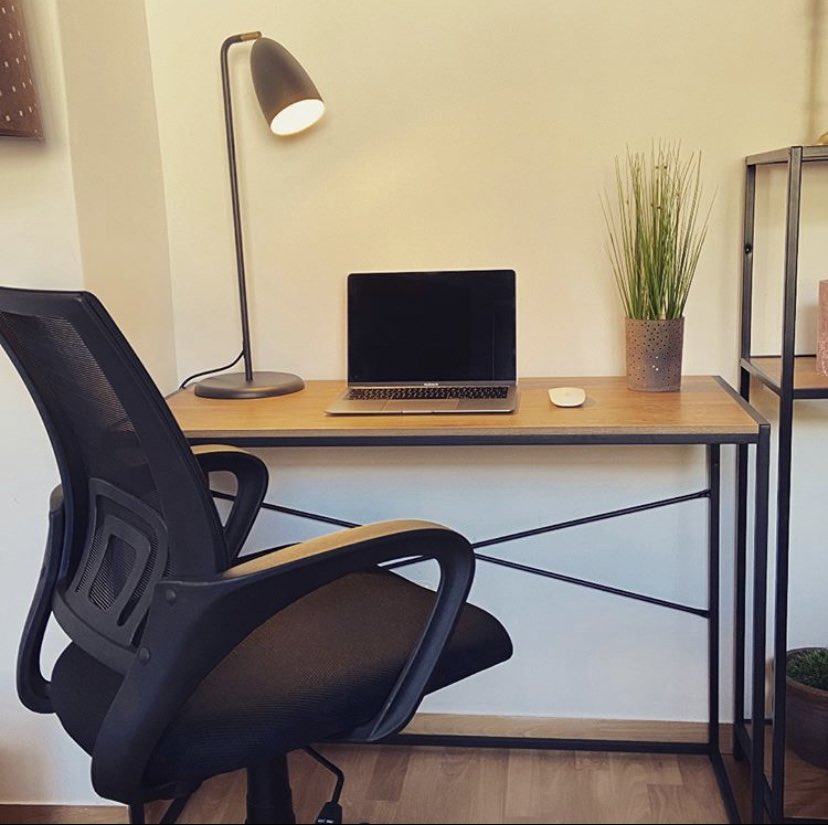 Mein Schreibtisch ist angekommen und aufgebaut 🥳 sooo schön ❤️
#amwriting