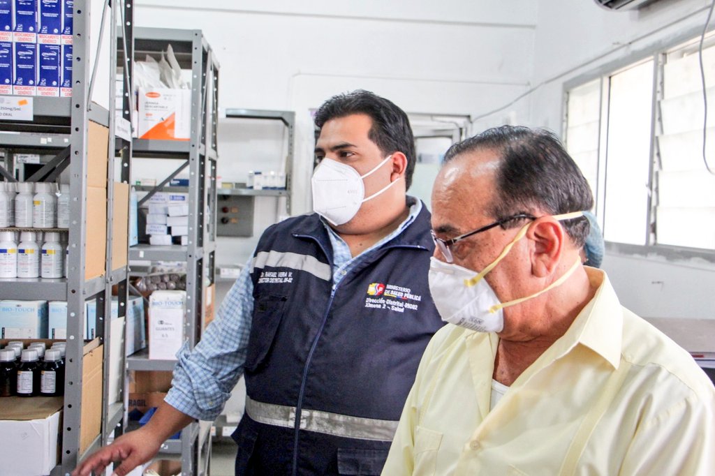DPS_LosRios's tweet photo. #Guayas | En Hosp. Dr. José Cevallos R., @rafaveramd, Direc. Distrital y Kleber Falcón, Alcalde @de_yaguachi, efectuaron recorrido para verificar operatividad, atenciones y abasto de medicina, a fin de identificar áreas para su fortalecimiento, mediante cooperación del municipio. https://t.co/wvEiCPgrjB