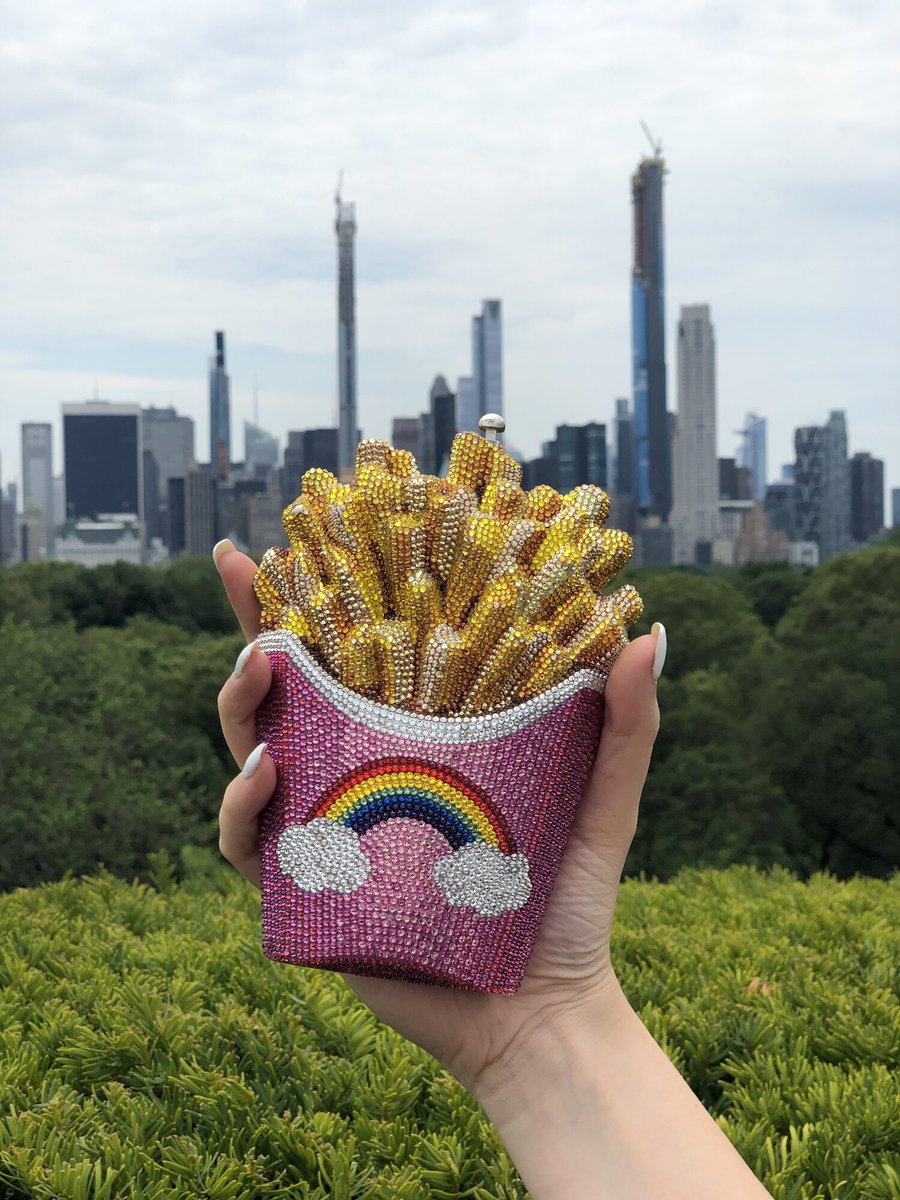 JudithLeiber's tweet photo. Share a photo of your nominee and tag @judithleiberny, #addsomesparkle, and #NYULangoneHeroes. 10% of the proceeds from sales of our “Rainbows for Heroes” capsule collection products at https://t.co/JzeAcfo8D6 will benefit COVID-19 relief efforts at NYU Langone Health. https://t.co/yL1hDocDM9