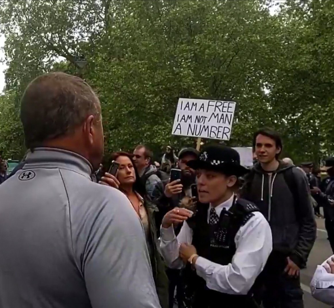RDCUK1's tweet image. That sign should read...“ I am a twunt ... I should be locked up for being a selfish idiot for starting the 2nd spike of Covid19.” #HydePark #ProtestLockdown