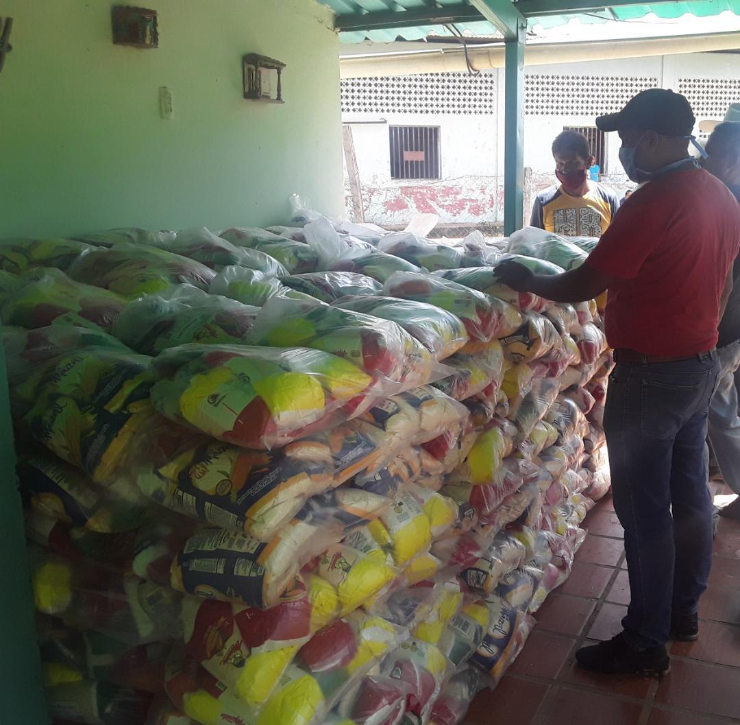Prensacamaguan's tweet photo. #NotiCLAP Más de 4 mil familias de las Bases de Misiones en el municipio Juan José Rondón, están siendo atendidas con Módulos CLAP guariqueños, gracias al Pdte @NicolasMaduro y nuestro Gob @josemvasquez
#GuáricoPontenciaProductiva https://t.co/AwIYMIwLCf