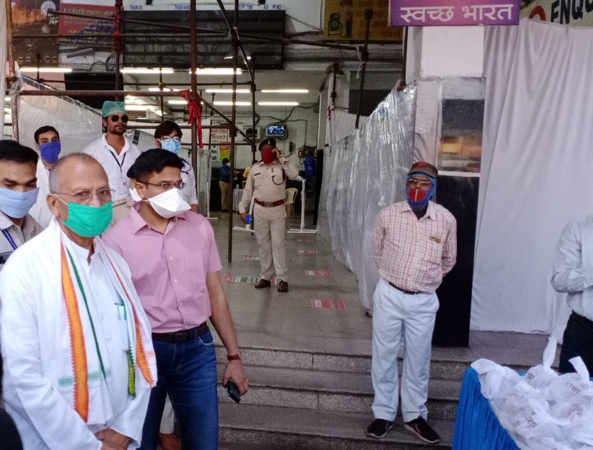 RaipurSmartCity's tweet photo. प्रवासी मजदूरों के लिए की गई व्यवस्थाओं का जायजा लेने गृह मंत्री श्री ताम्रध्वज साहू, वरिष्ठ पुलिस अधीक्षक श्री आरिफ शेख के साथ रायपुर रेलवे स्टेशन और टाटीबंध चौक पहुंचे, जहां से इन मजदूरों को उनके गृह ग्राम भेजने की व्यवस्था रायपुर जिला प्रशासन द्वारा की गई है। #CGDPR #CMO #PMO https://t.co/9FzOZqrWVZ