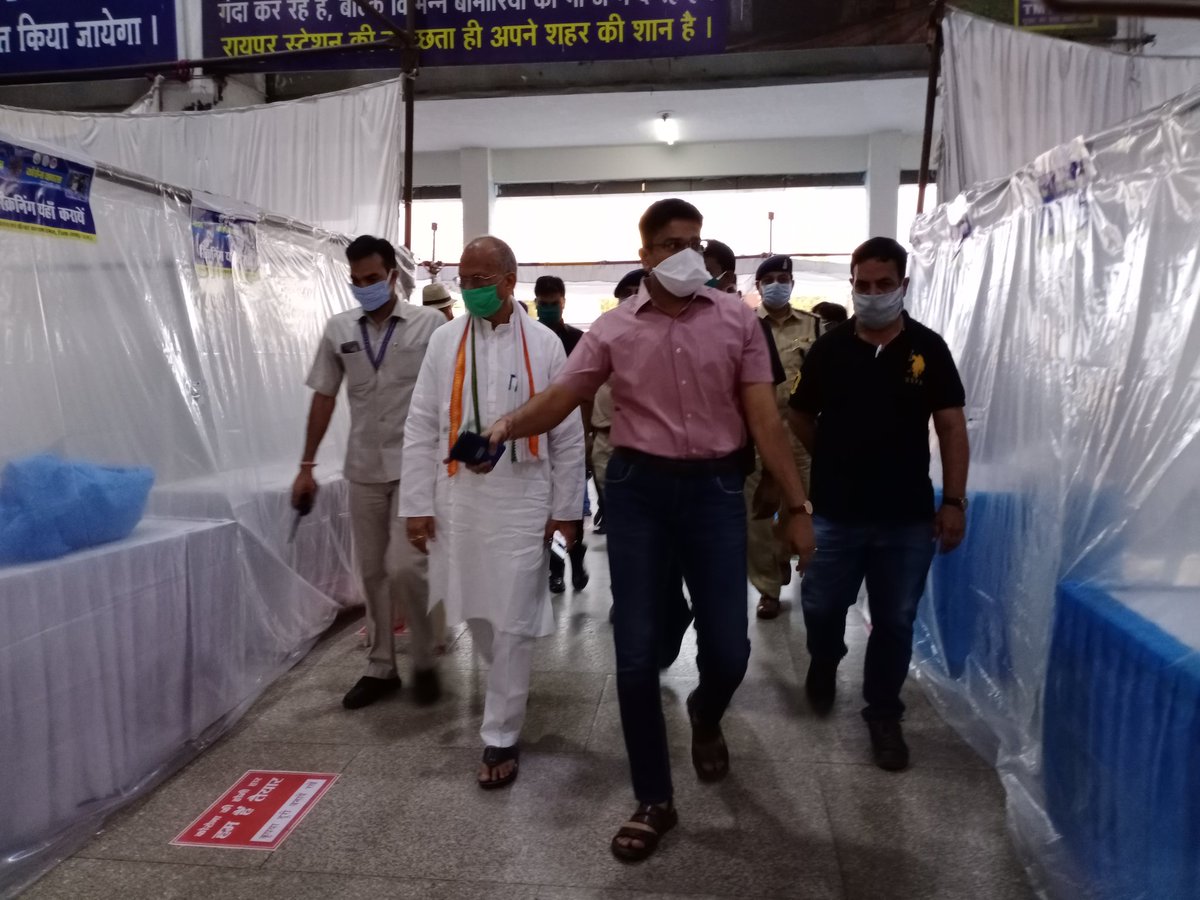 RaipurSmartCity's tweet photo. प्रवासी मजदूरों के लिए की गई व्यवस्थाओं का जायजा लेने गृह मंत्री श्री ताम्रध्वज साहू, वरिष्ठ पुलिस अधीक्षक श्री आरिफ शेख के साथ रायपुर रेलवे स्टेशन और टाटीबंध चौक पहुंचे, जहां से इन मजदूरों को उनके गृह ग्राम भेजने की व्यवस्था रायपुर जिला प्रशासन द्वारा की गई है। #CGDPR #CMO #PMO https://t.co/9FzOZqrWVZ