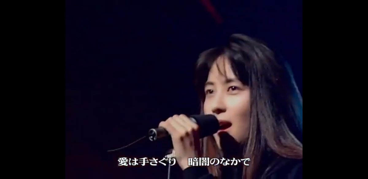 愛は暗闇の中で