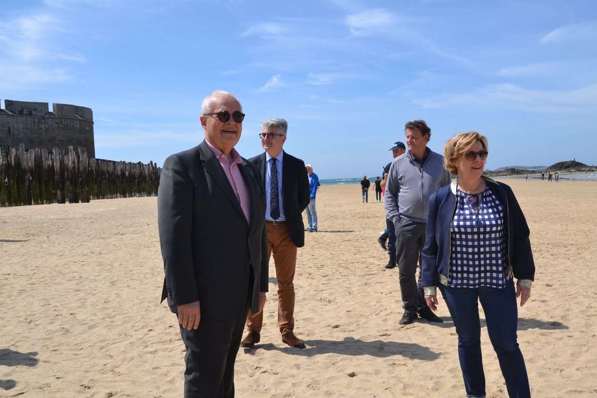 La préfète de Région Michèle Kirry sur la plage du Sillon <a href="/VilleSaintMalo/">Ville de Saint-Malo</a>