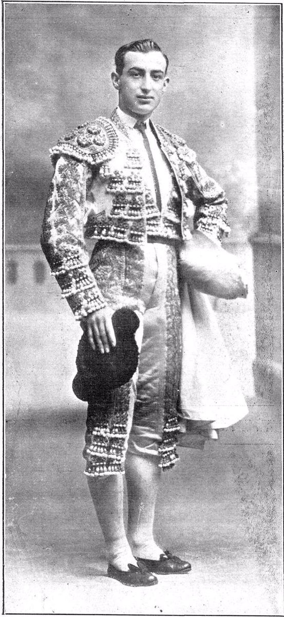 Hoy se cumplen 100 años de la trágica muerte del Rey de los toreros. El <a href="/SevillaFC/">Sevilla Fútbol Club</a> y todo el equipo de Cuarto Tercio se han sumado al emotivo y espontáneo homenaje que hoy le han rendido a las puertas de su plaza. La Monumental 

Gloria siempre a Joselito El Gallo