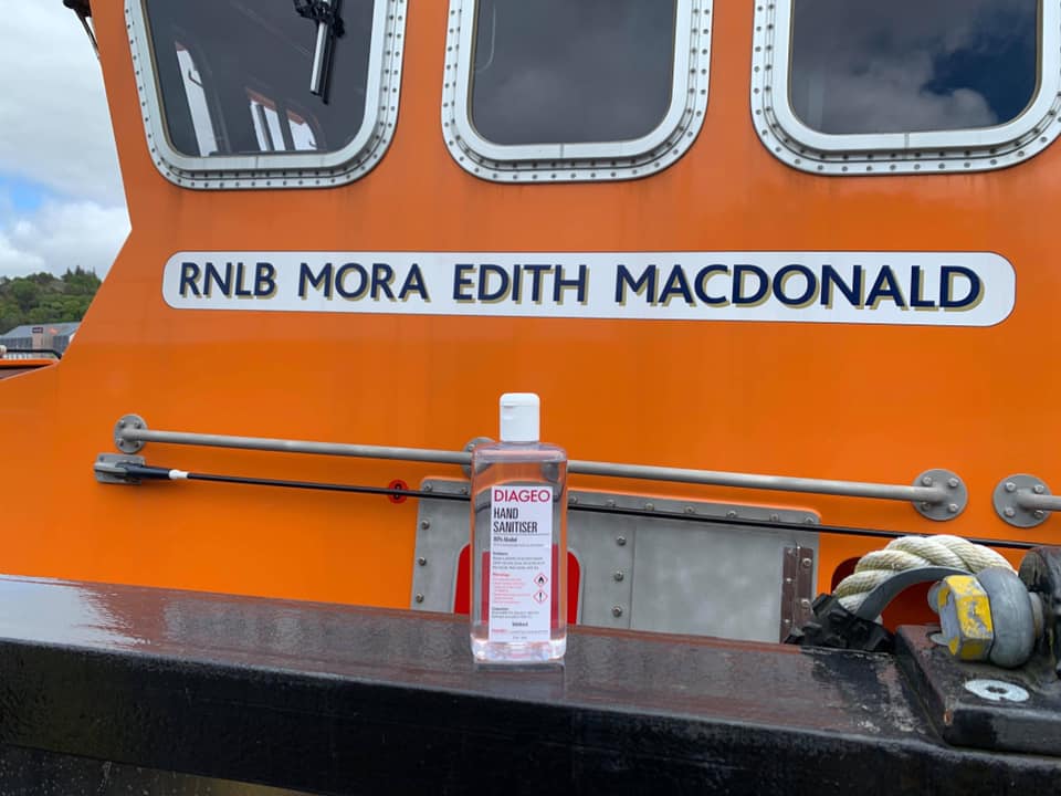 ObanMalt's tweet photo. Tonight on #WorldWhiskyDay we'll be enjoying a few drams of @ObanScotch crafted by a small and passionate team, who also showed their community spirit in delivering hand sanitiser to local services + businesses. Slainte Mhath🥃🥃🥃 https://t.co/ar1qBkwlOR #Oban #Covid19UK https://t.co/ds1wwuiMsa