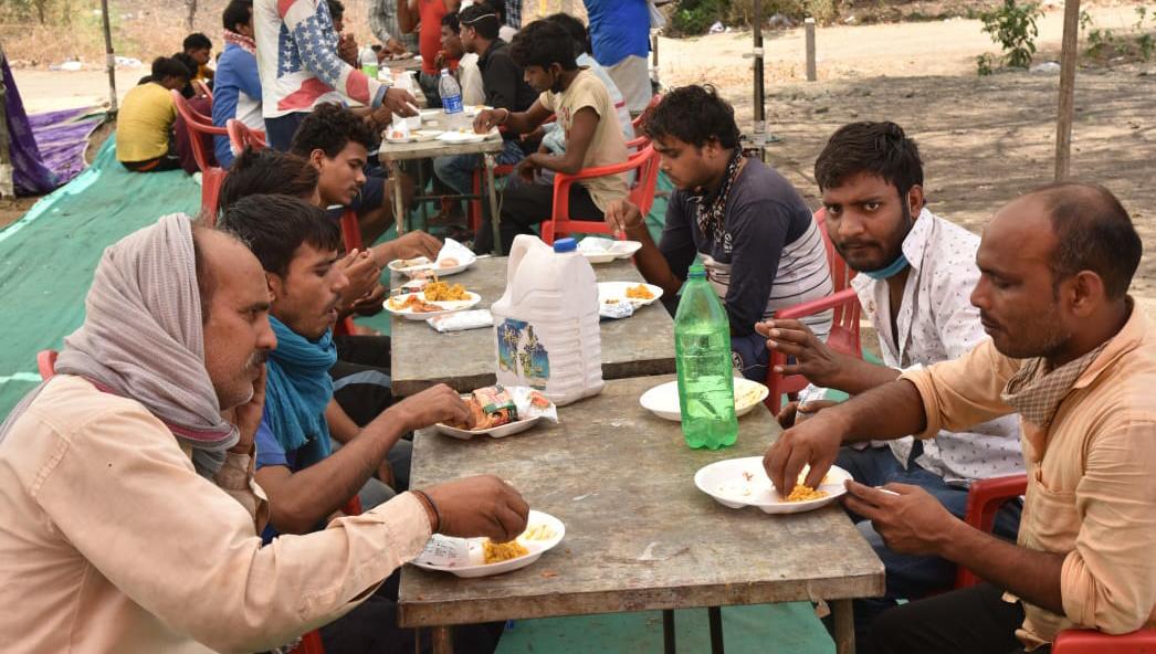 intelmonger's tweet photo. University in Diversity

People &amp; organisations from all sections of the society in #Indore reached out to the #migrants passing by with water, food and shelter.
The pandemic brings out the soul of India &amp; its people who have risen above and chosen humanity over anything else. https://t.co/JSWxSBoPnO