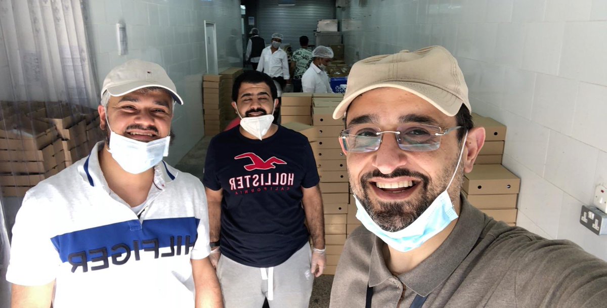 bourashed's tweet photo. سيلفي مع أبطال الصفوف الأولى المتطوعيى في جمعية السلام التعاونية.
#أحمد_الحافظ و #عبدالله_الحمد أثناء استلامهم لوجبات الإفطار المخصصة للعاملين في جمعية السلام. https://t.co/Ac00hgOwxQ