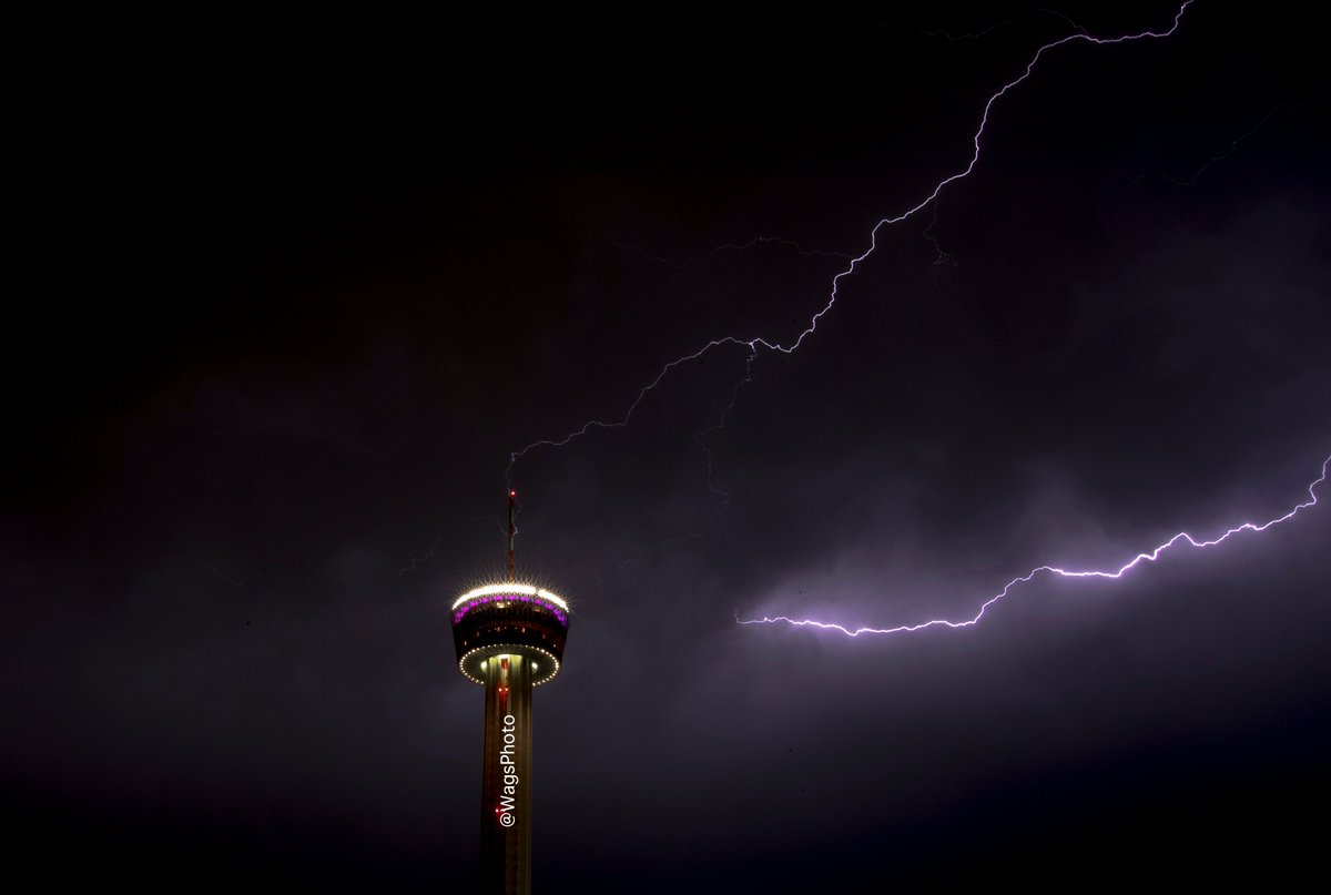WagsPhoto's tweet image. San Antonio's Tower of the Americas did its job last night. #Lightning #TXWX @NWSSanAntonio
