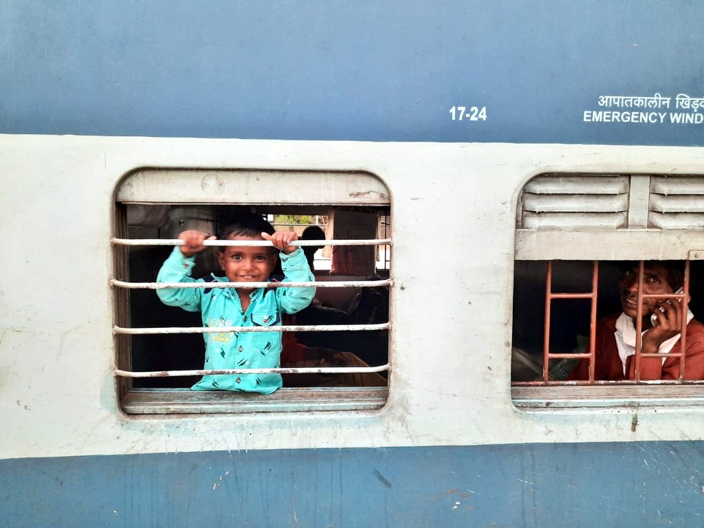 RailMinIndia's tweet photo. अपने घर जाने के लिए यह बच्चा "छुक-छुक" गाड़ी में बैठ कर  प्रफुल्लित है! https://t.co/1Uwf1SW3Vd
