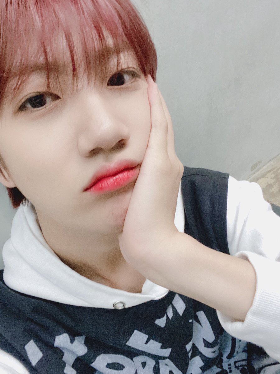 CRAVITY_twt's tweet photo. 러비티들 안뇨오오옹!! 오늘 하루도 즐겁게 보냈죠??>< 얼른 다들 보고 싶은 생각밖에 안들어요ㅠㅠ 다들 꼭 우리 만날때까지 몸조심하고 밥 잘먹고 다녀요 알겠죠? 사랑해요😍#크래비티 #원진 #찐빵셂 #안경완진 https://t.co/Mgk4808M8T