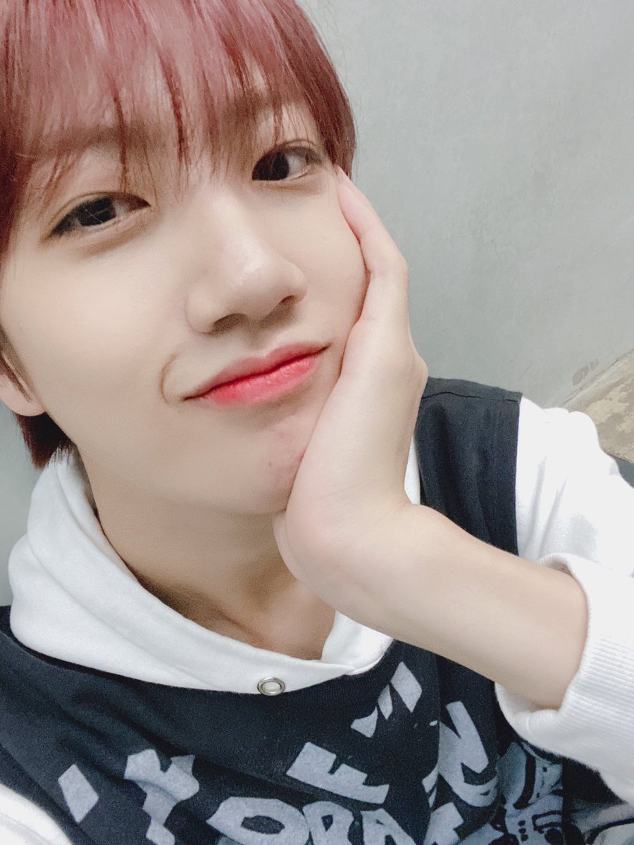 CRAVITY_twt's tweet photo. 러비티들 안뇨오오옹!! 오늘 하루도 즐겁게 보냈죠??>< 얼른 다들 보고 싶은 생각밖에 안들어요ㅠㅠ 다들 꼭 우리 만날때까지 몸조심하고 밥 잘먹고 다녀요 알겠죠? 사랑해요😍#크래비티 #원진 #찐빵셂 #안경완진 https://t.co/Mgk4808M8T