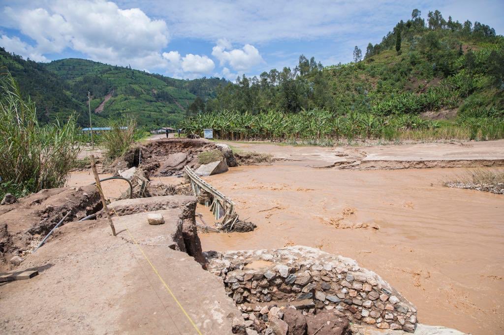 UrugwiroVillage's tweet photo. Earlier today, President Kagame visited areas of Nyabihu District affected by heavy rains, including Giciye bridge which is being rebuilt to enable pedestrians from the area to access Shyira Hospital. https://t.co/BsSyHrJBhS