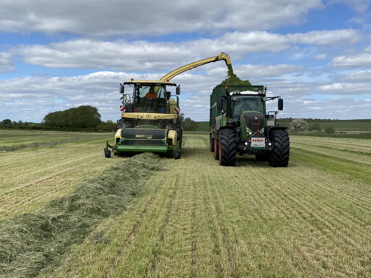JamieRobson115's tweet photo. Good effort from team smalley and our lads for getting the first cut silage in and sheeted. ✅✅ 💯 @ferguson6499 https://t.co/xCG89rl1Ln