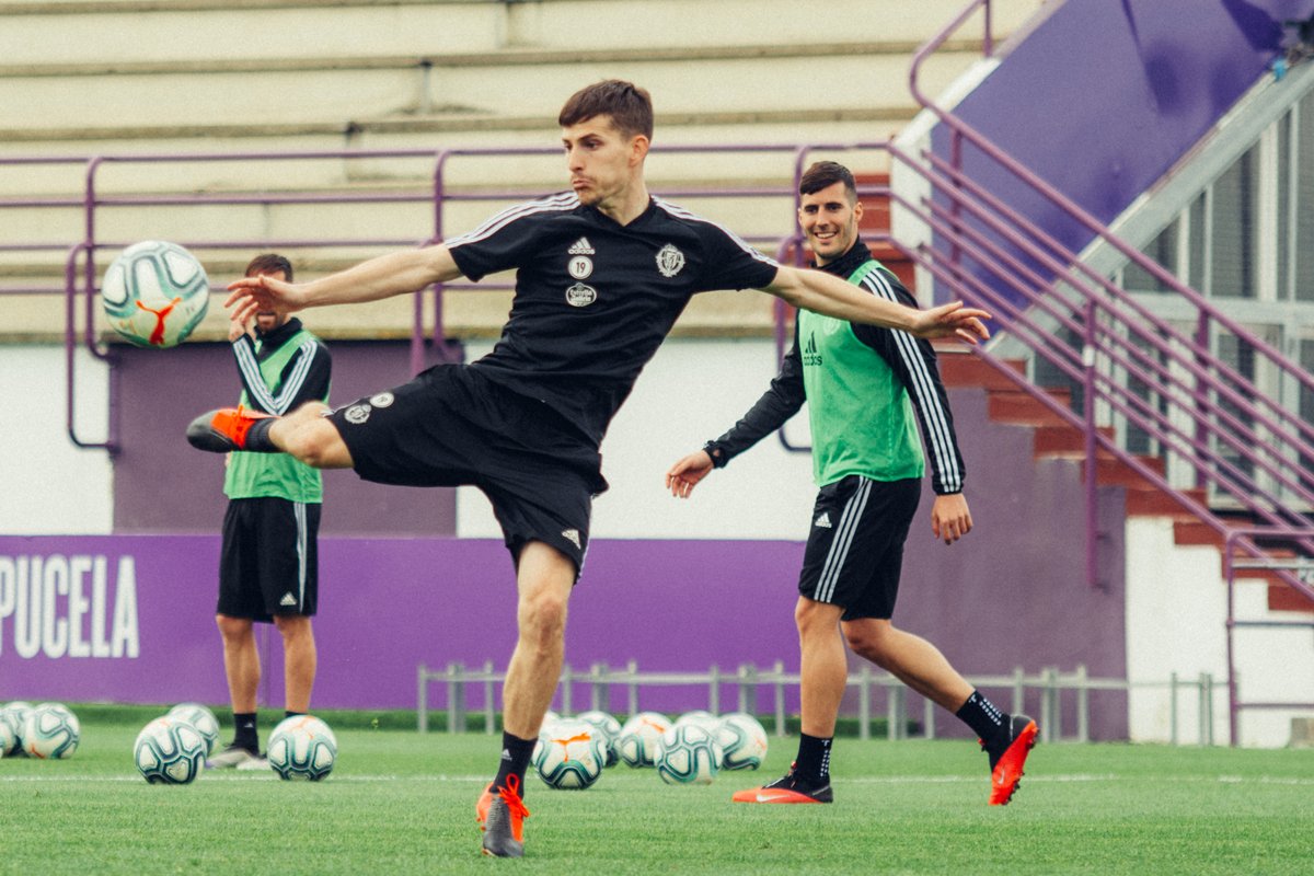realvalladolid's tweet photo. ❓💜 Si tuvieras que definir a Toni con un emoticono, ¿cuál sería?

¡Sorpréndenos!

#pucela #BlanquivioletasEnCasa https://t.co/ioLXTQpGWD
