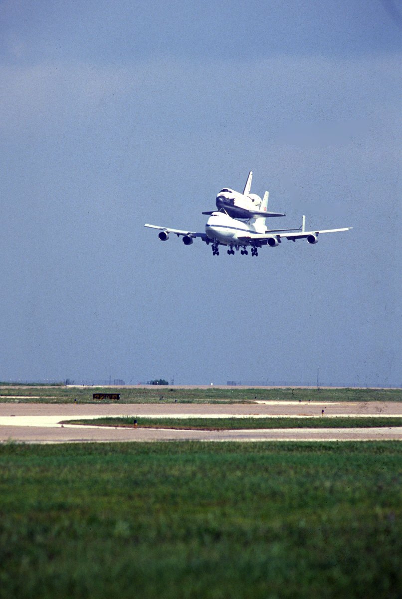 Sharing some #WeekendVibes and the first landing by a space shuttle at a commercial airport that happened 31 years ago today at DFW.
Space Shuttle Atlantis piggybacked onto our runway on a beautiful spring day.