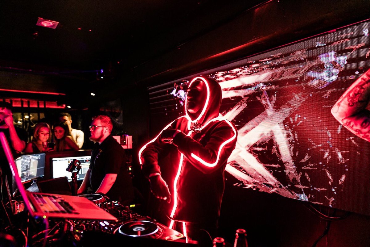 🕔 Just under an hour to go until @The_Stickmen go live on our Facebook Page!

👉 facebook.com/SmackFridays