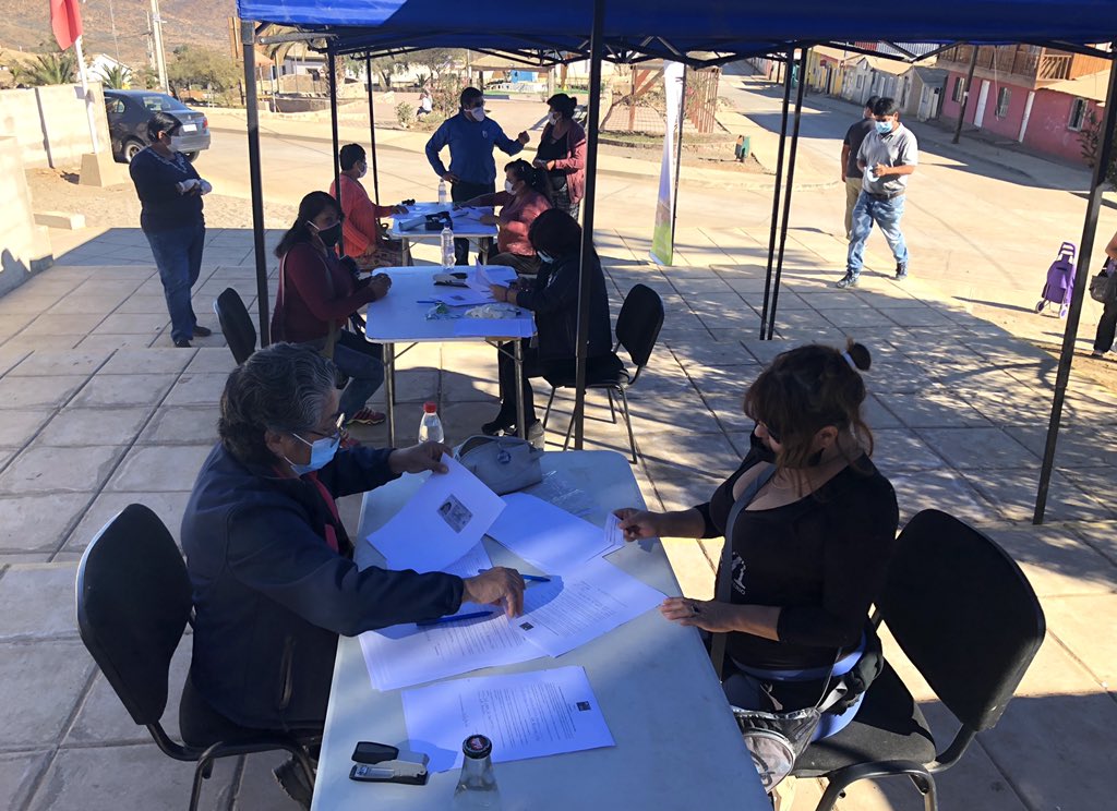 AHORA | Con entusiasmo llega la gente a retirar su caja de alimento en #LaHiguera, en el marco de las 2 mil cajas adquiridas a través de los fondos de <a href="/gorecoquimbo/">Gobierno Regional de Coquimbo</a> y destinadas a toda la comunidad. Recuerda que hoy la atención a público será hasta las 17 hrs 📦🙂 <a href="/YERKO_ALCALDE/">YERKO GALLEGUILLOS</a>