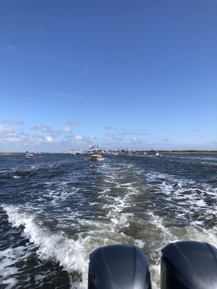 EDEV3's tweet photo. Rolling with the Trump Train 🚂 on the water today!! Hundreds of Trump boats out here in jacksonville #Duuuvvalll #FloridaCheckIn @Cafpro @POTUS #USA https://t.co/L377ue1ajs