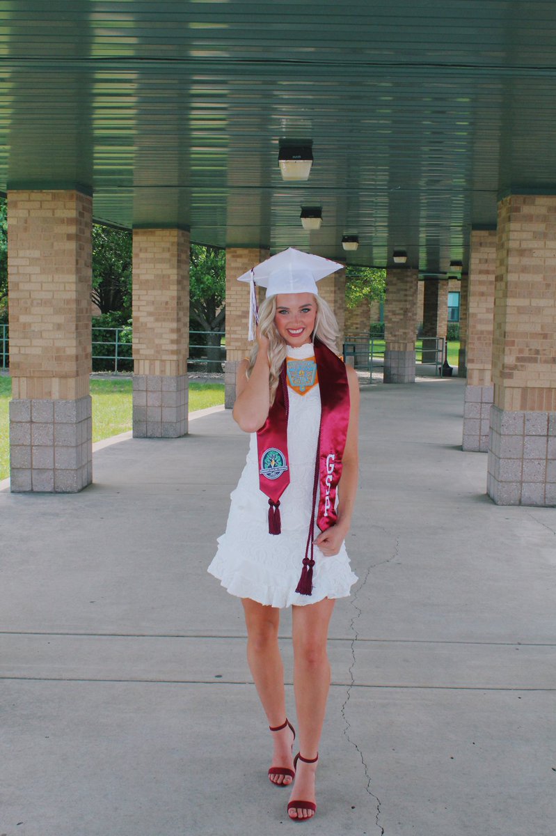 JennayLeslie's tweet photo. peace out high school!!! https://t.co/XTA8op5YJL