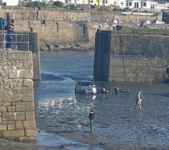 cornish_trucker's tweet photo. You don’t wanna park there mate..  #StayAtHome #daytrip  #wetfeet https://t.co/BSSst3mZDm