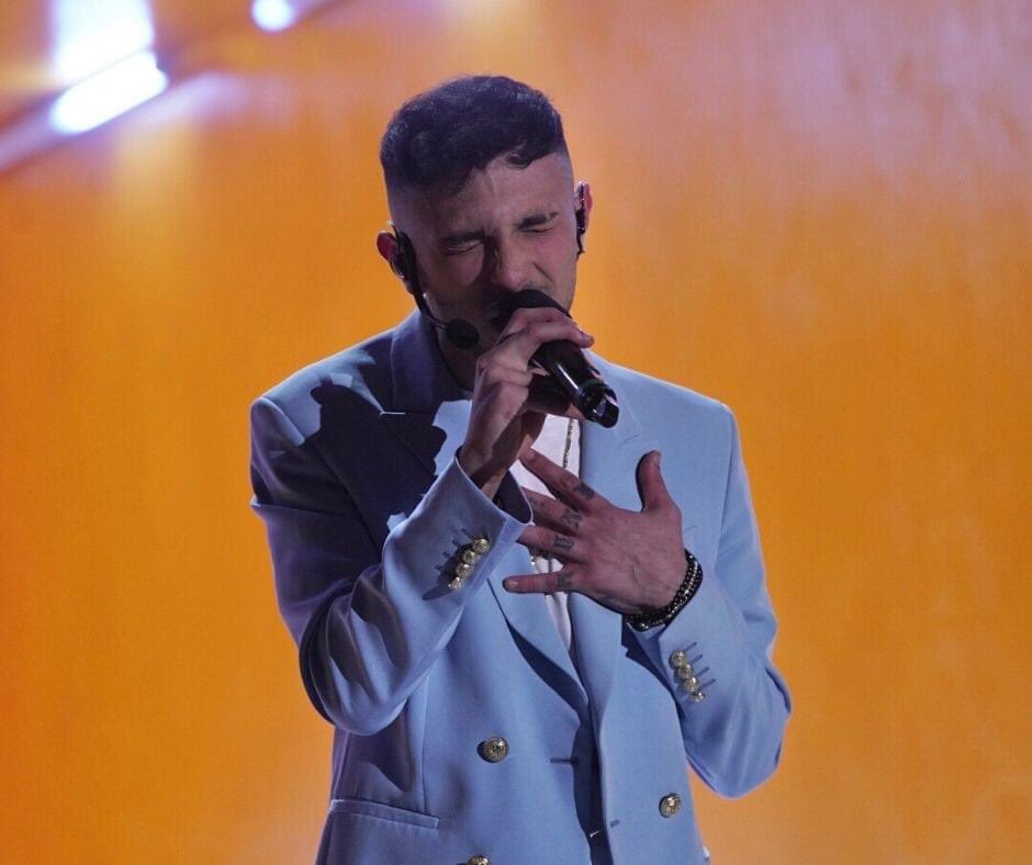 Sembra ieri quando mi dirigevo verso la sala trovando i miei genitori davanti alla tv. Mia mamma si faceva un po' "più in la" e assieme guardavamo esibirsi i concorrenti del programma Amici. 
Entrare in quello studio è stato emozionante per tanti motivi. #AmiciSpeciali #amici